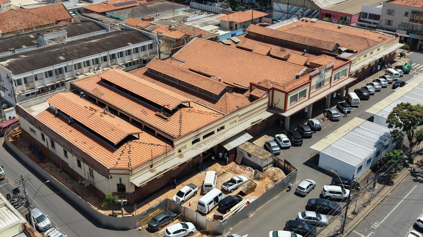 Mercado Municipal: reconstrução segue com serviços de cobertura, instalações e acabamento