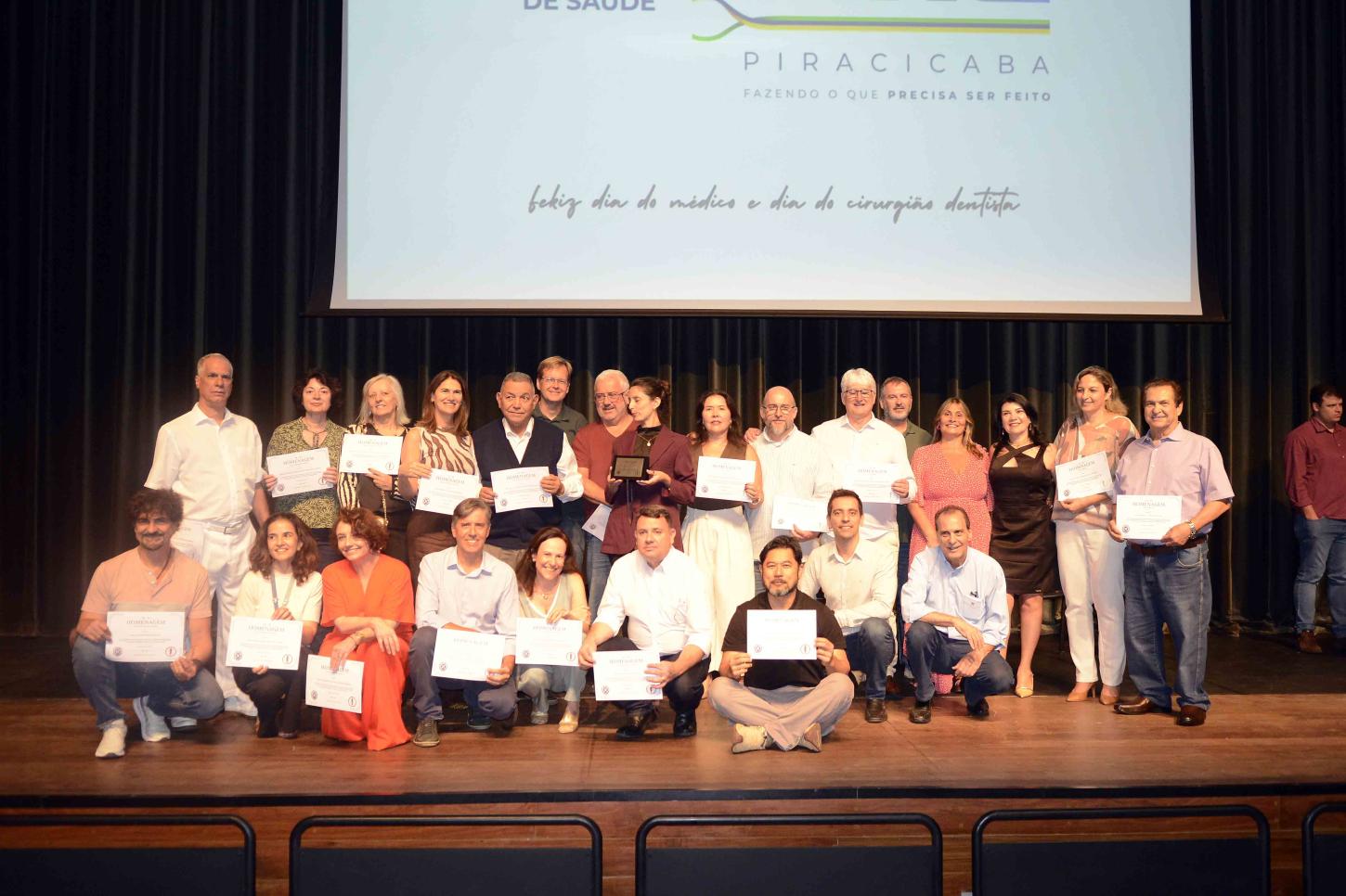 Prefeitura homenageia médicos e cirurgiões-dentistas e anuncia responsáveis técnicos das unidades de saúde