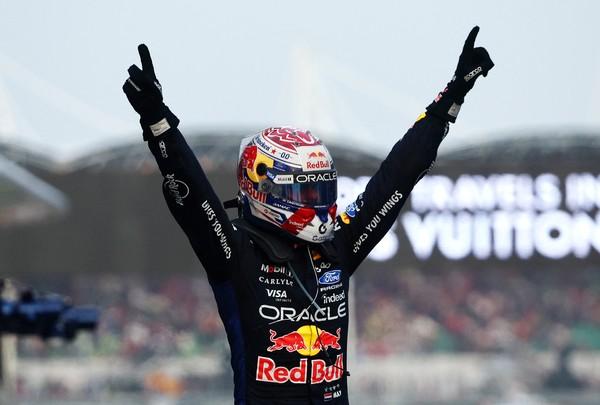 Verstappen vence GP do Bahrein em corrida marcada por caos; Bortoleto termina em 18º