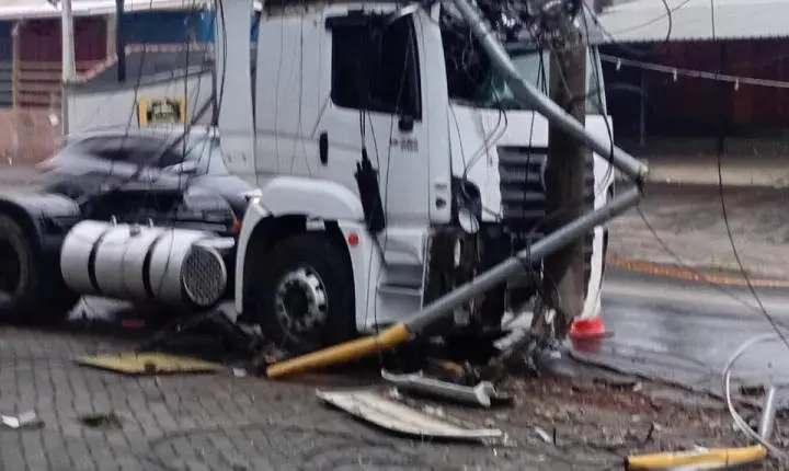 Acidente na Avenida Dois Córregos 
