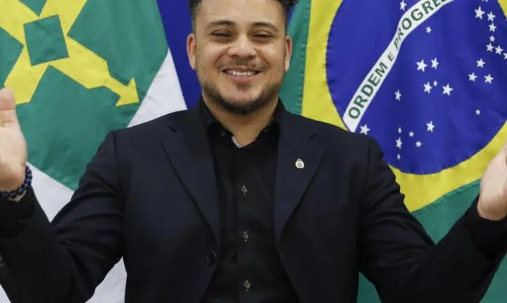 .Adotado por holandeses, cantor sonha em voltar a viver no Brasil