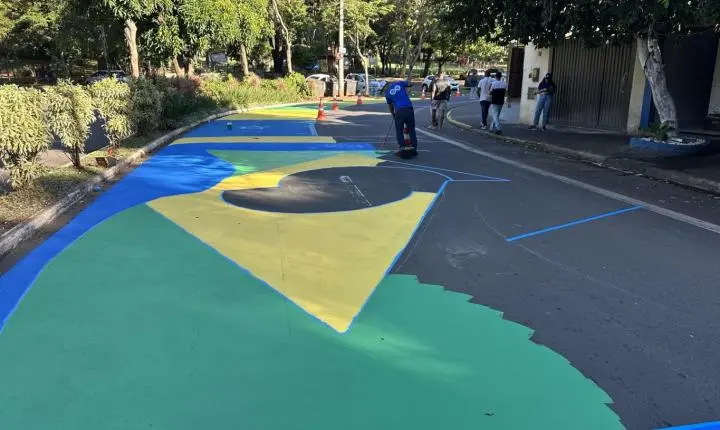 Avenida Alidor Pecorari recebe pintura de solo alusiva à Copa do Mundo