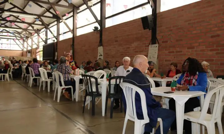 Baile, exposição, caminhada e oficinas celebram Mês do Idoso