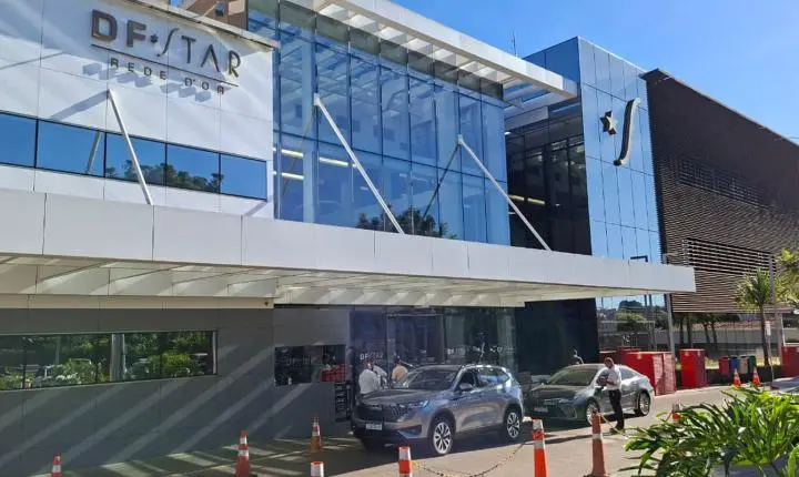 Bolsonaro é internado para cirurgia no ombro em Brasília