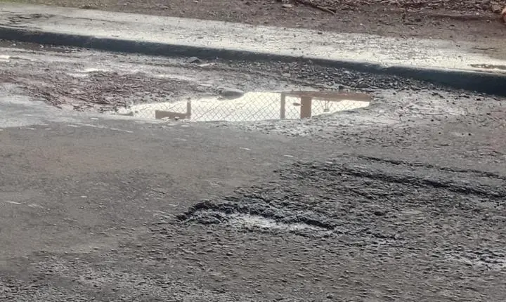 Buraco completa dois meses na Avenida Genoveva Nasato Formaggio e preocupa moradores no Nova Iguaçu