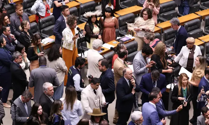 Câmara vota para derrubar veto ao PL da Dosimetria; falta o Senado