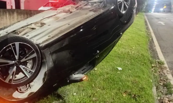 Carro capota na alça de acesso da Av. Piracicamirim