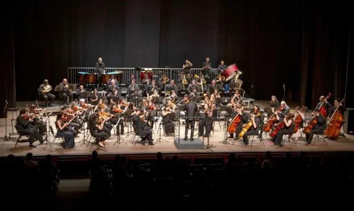 Concerto MPB Sinfônico da OEP terá participação de Júlia Simões e banda