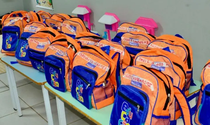 Distribuição de uniformes continua nas escolas municipais
