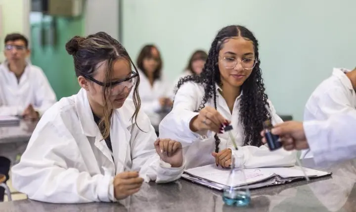 Educação do Estado de SP tem melhor desempenho em Ciências nos últimos 20 anos, passando do 8º para o 2º lugar no ranking nacional do Pisa