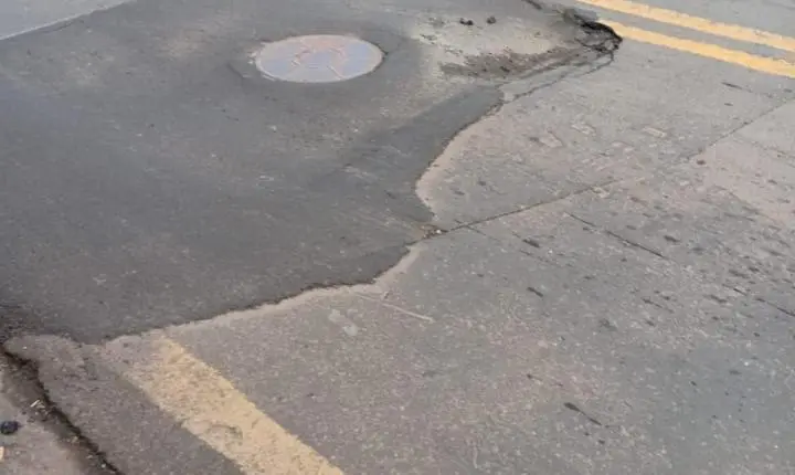 Gestão do retrabalho: buraco é tampado duas vezes, volta a abrir e gera prejuízo a motorista na Avenida Dois Córregos, em Piracicaba