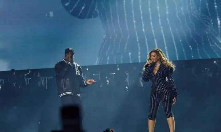 Jay-Z faz Rihanna subir ao palco em show, e artista brinca: 'Estou meio enferrujada'
