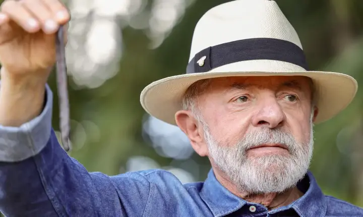 Lula vai a SP para tirar excesso de pele na cabeça e tratar tendinite