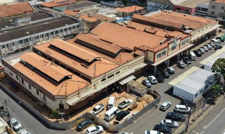 Mercado Municipal: reconstrução segue com serviços de cobertura, instalações e acabamento