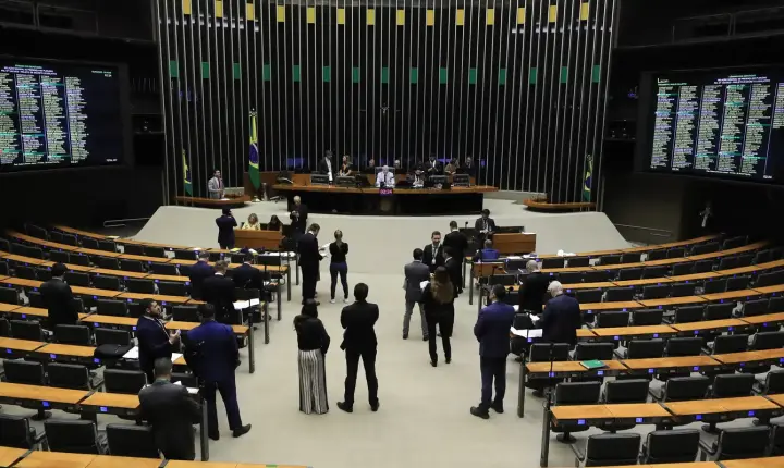 Minirreforma eleitoral limita e parcela multa a partidos políticos