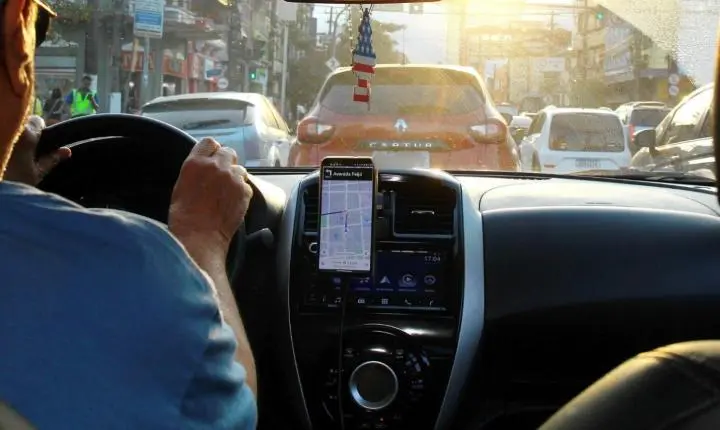 Motoristas de aplicativo: essenciais para a mobilidade, mas pressionados pelas plataformas