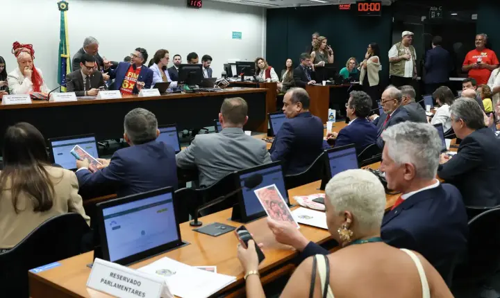 Oposição critica PEC do fim da escala 6x1 durante votação na Comissão