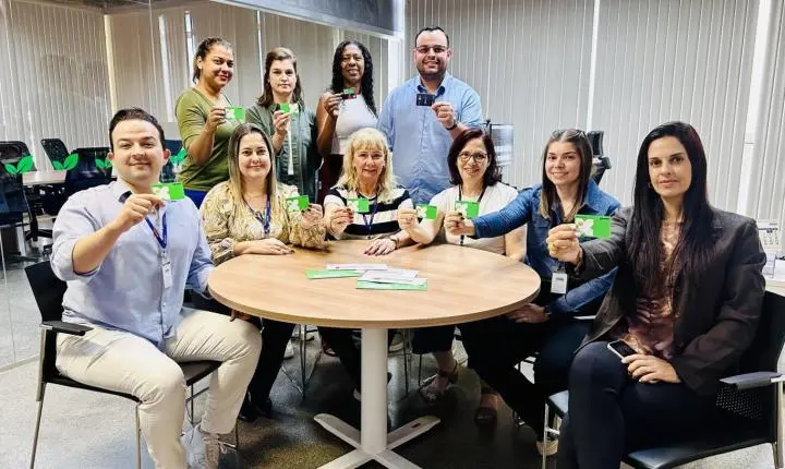 Prefeitura inicia entrega do novo cartão de vale-alimentação aos servidores