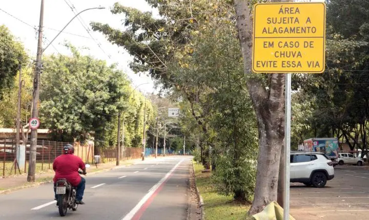 Prefeitura instala placas de advertência em áreas com risco de alagamento