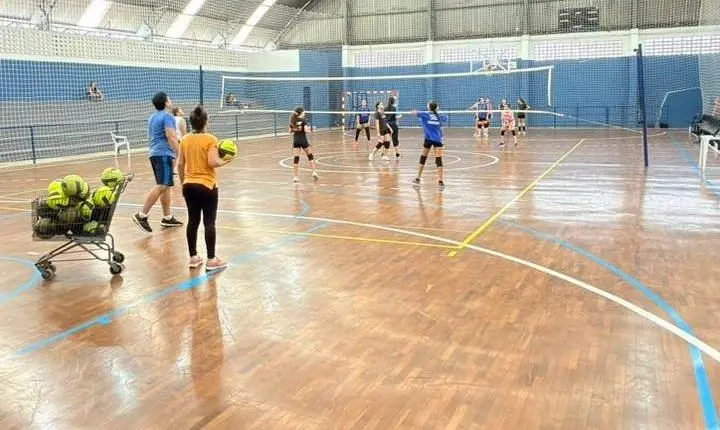 Prefeitura oferece aulas gratuitas de voleibol para iniciantes   