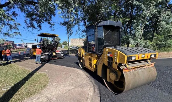 Rua Santa Catarina começa a receber novo asfalto