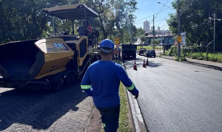 Rua Santa Catarina começa a receber novo asfalto