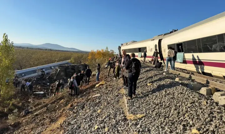 Colisão de trens na Espanha deixa 46 mortos e dezenas de feridos