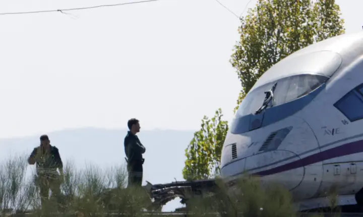 Acidente de trens na Espanha faz 64 mortos; veja imagens da tragédia