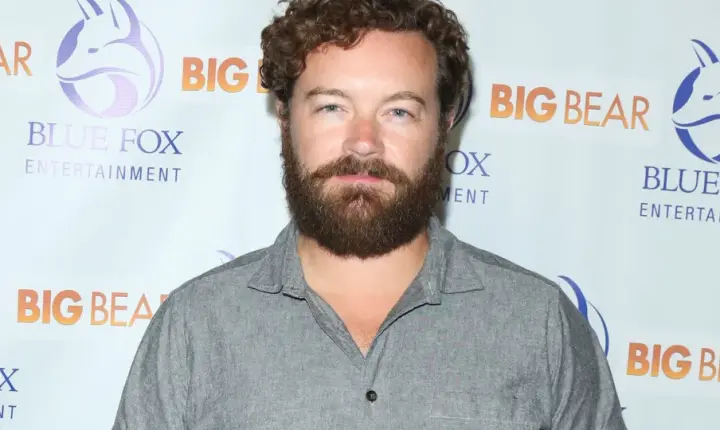 Justiça mantém condenação de Danny Masterson a 30 anos de prisão por estupro
